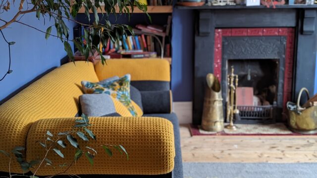 chesterfield-sofa-yellow-grey-in-sitting-room-hare-in-the-chair[1]