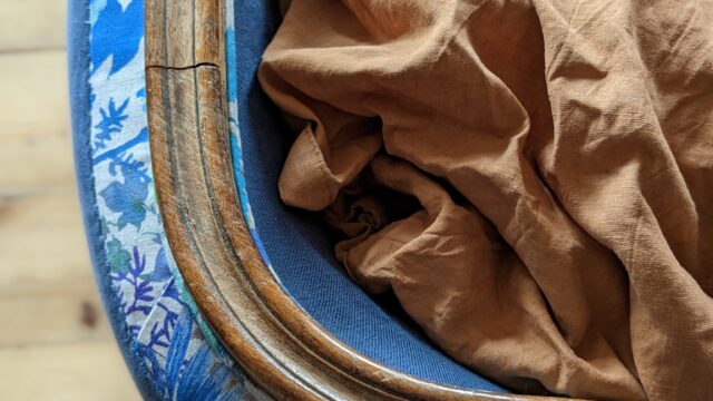 upholstered-french-bed-detail-hare-in-the-chair[1]